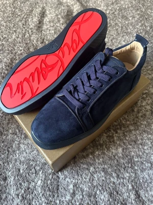 Christian Louboutins Mörkblå 43 - Aldrig använda ✔️, kommer med box & dustbag ✔️, skickas inom 1 dag 🚀, storlek 43 ✔️, kontakta gärna för mer info ☺️