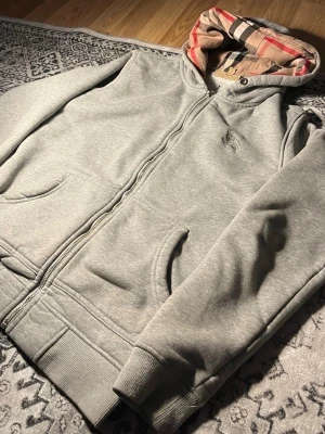 Grå Burberry Hoodie - Grå Burberry hoodie, Storlek S/M relativ ny, perfekt inför hösten! 🍂🍁