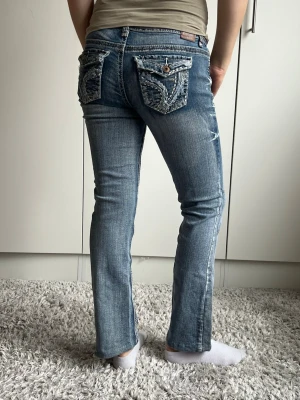 Jeans - Midjemått 34cm rakt över, 66cm innerbenslängd ❣️