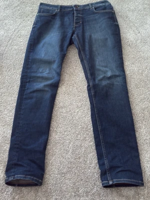Mörkblå jeans från NEUW - Snygga mörkblå jeans från NEUW. Använda fåtal gånger typ helt nya! 