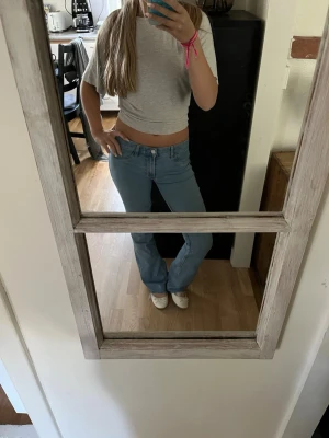 Ljusblå bootcut jeans - Säljer ett par ljusblå ner sydda jeans inte klippta om man skulle vilja sprätta dem… 🥰                                    midjemått: 35cm stretchiga.                    Inerbens längd: 73cm 