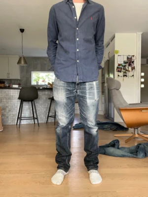 Levis 511or  - Tjenare!! Söljer nu ett par riktigt snygga Levis jeans med slitningar lite här och var, gylfen är sönder så den går inte att dra upp men byxorna åker inte ner eller nått o de syns inte när man har på sig dem så det är lungt. Längden ä 100-101 o midjan är 42cm
