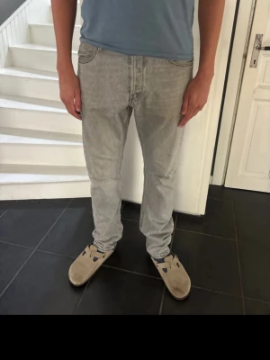 Ljusgrå raka jeans herr - Säljer ett par ljusgrå jeans med rak passform storlek-L/M 