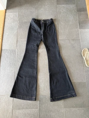 Alobha jeans - Säljer ett par mörkblå jeans i mid waist från Alobha.