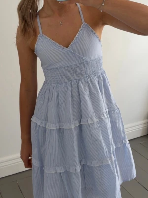 Blåvit randig sommarklänning H&M - Söt blåvit randig klänning från hm i storlek 164/xs. Helt ny med prislappen kvar 