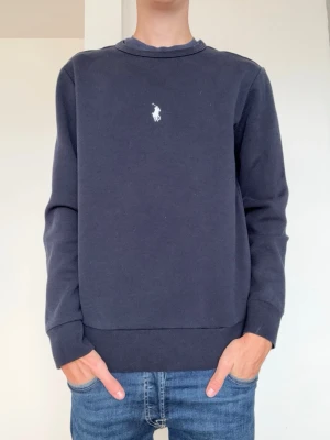 Ralph Lauren tröja - Säljer denna riktigt snygga och Ralph Lauren tröja. Den är i storlek XS men passar även S. Modelln på bilderna är 181cm och väger runt 60kg. Denna säljs inte längre så är svår att få tag på. Mitt pris 1499kr. Hör av dig om du har några funderingar 🙌