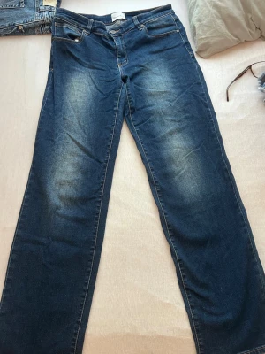Blå raka jeans med låg midja - Ett par raka mörkblåa jeans från Abrand, säljer då dessa är för små för mig🌸