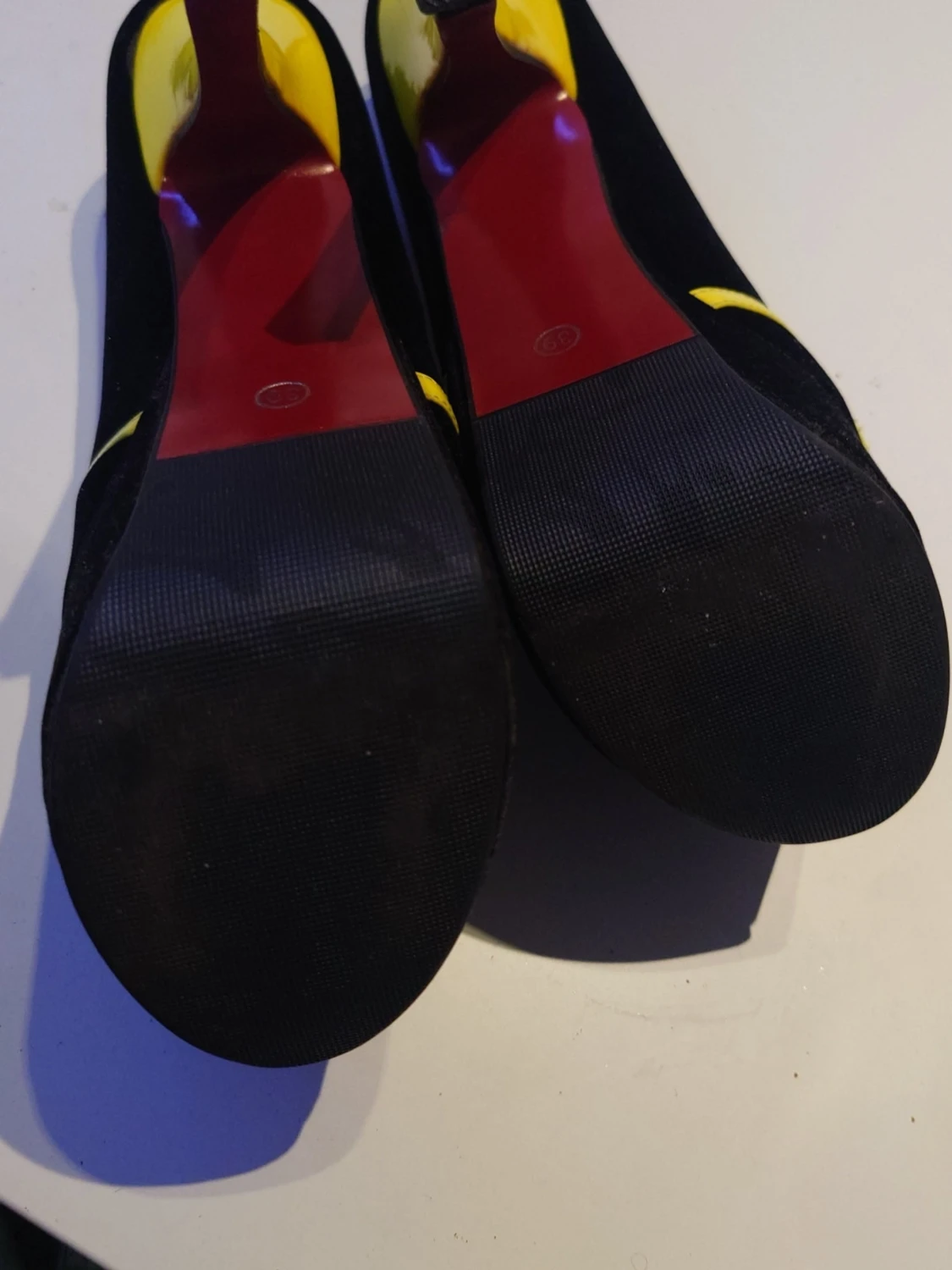 Svarta pumps med gula detaljer BINWENWU - 3