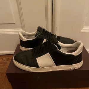 Valentino flycrews (med allt og) - Säljer nu ett par Valentino flycrews i storlek 41, bra skick, några nitar borta. allt og tillkommer (box, dustbag, kvitto, extra snören)