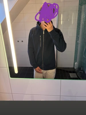 Sail racing Hoodie - En sail racing hoodie som är i ganska fint skick. Kontakta vid intresse!