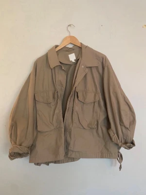 Beige oversized jacka med fickor - Snygg beige jacka från H&M, knappast använd!💕