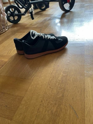 Maison margella 41 - Säljer dessa skor som liknar Maison margellas. Dom är använda 10 gånger ungefär så dom är i mycket bra skick, hör av er vid minsta fundering! Pris kan diskuteras