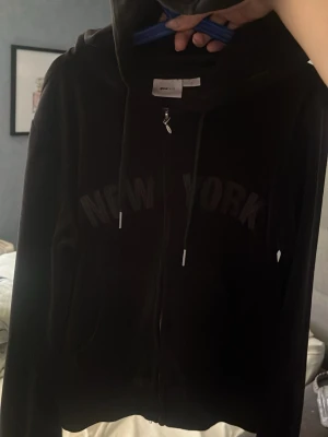 zip tröja - svart zip hoodie i storlek S från gina young 