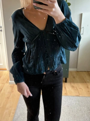 Grön blus  - Från Vero Moda i storlek M.  Materialet är luftigt. 