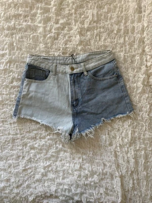 Coola patchy jeansshorts  - Supercoola tvåfärgade denimshorts i en trendig tvådelad design! Shortsen har ett snyggt, ljusare midjeband och råa, fransiga kanter nertill för en cool sommarlook. De är i jättefint skick! Storleken är M och midjemåttet är 36cm. Skriv gärna om du har några frågor! ✨