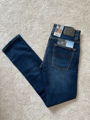 NYA mörkblå Nudie Jeans  - Säljer att par väldigt snygga Nudie Jeans som är NYA i modellen Grim Tim! ——————————————————————————                                                          📐| Storlek: 28-32                                                  👖| Märke: Nudie jeans                                         🔎| Skick: Nytt skick                                              💵| Ny Pris: 1699kr                                                   ✍🏻| Skriv om du har några frågor