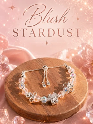 Blush Stardust 🎀 Armband - Ett glittrande armband med skimrande facetterade glaspärlor i rosa och transparent, dekorerat med silverfärgade detaljer och en rosettformad mittdel. Justerbart med kedja och små gnistrande stenar i ändarna. Perfekt för dig som gillar unika accessoarer med extra bling.