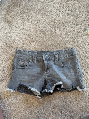 Gråa Jeansshorts från Gina trocot - Storlek 152. Bra skick, priset kan diskuteras