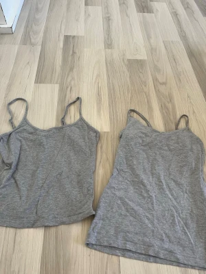 Linnen  - Två gråa linnen. Den till vänster är från shein och aldrig använd. Den till höger är från Lager 157 och är använd en gång, har en liten fläck (syns på sista bilden).   Postar mellan 1-3 dagar efter köp.  Hör gärna av dig om du har frågor eller vill ha fler bilder!