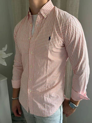 Orange/vit rutig skjorta från Ralph Lauren - 🧡🤍 Säljer en snygg rutig skjorta från Ralph Lauren som är orange/vit rutig.  Storlek medium (true to size) Väldigt fint skick och inga skador!