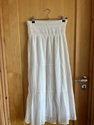 Vit långkjol från Gina Tricot - jättesnygg vit långkjol ifrån gina young! perfekt till sommaren. ganska nytt skick då den bara har används en gång.