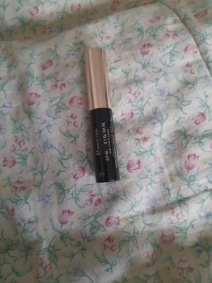 Concealer med svart och guldhylsa  mascara - Snygg concealer i en smidig tub med svart och guldigt hölje. Perfekt för att täcka ojämnheter och mörka ringar under ögonen. Enkel att applicera tack vare sin kompakta form och passar lätt i sminkväskan. Mascara