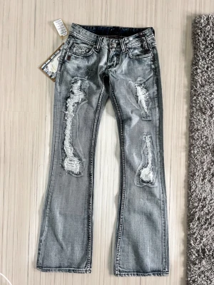 Jeans - Midjemått: 33cm rakt över, innerbenslängd: 85cm 💗