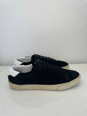 Saint Laurent Skor - Säljer nu dessa Svarta Saint Laurent skor där dustbag och extra skosnören ingår, skriv för fler bilder/frågor🙌🏼