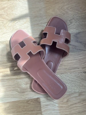 Läder sandaler - Snygga bruna läder sandaler som är i nyskick, aldrig använda. De har en stilren design. Passar olika typer av outfits. Finns storlek 39 och storlek 40 tillgängligt! Pris kan diskuteras vid snabb affär 🌸