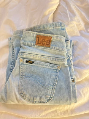 Ljusblå Lee jeans med raka ben - Säljer dessa lågmidjade bootcut jeansen från 2000-talet som inte går att få tag på längre ❤️ I fint skick därav priset 💕 