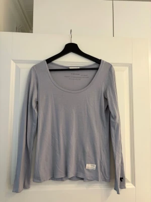 Långärmad topp Odd Molly - Långärmad topp från Odd Molly med rundad urringning och diskret logolapp nertill. Tillverkad i mjuk bomull.