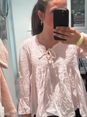 ljusrosa blus💓 - säljer min ljusrosa blus från odd molly för den inte kommer till användning längre.🩷 tröjan är lite puffig och har korta armar.