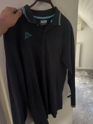 Svart långärmad polotopp från Kappa -  Köptes i italien på thrift PASSFORM SOM L