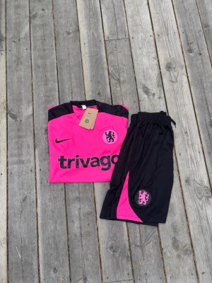 Chelsea rosa och svart fotbollskit Nike - Helt ny , Stolek S Jag har mer tröjor så kolla in min profil . 