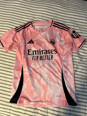 Real Madrid Jersey Bellingham rosa - Adidas Real Madrid fotbollströja med Bellingham och nummer 5 på ryggen. Smått använd men i dunder skick