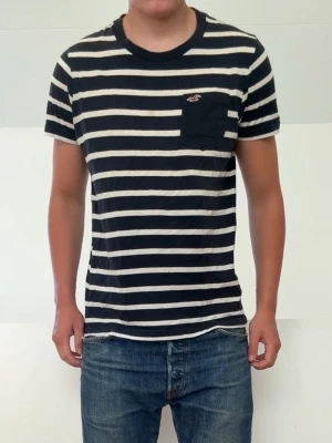 Hollister mörkblå randig T-shirt  - Mörkblå Randig T-shirt ifrån hollister sitter i strl M! Hör gärna av er vid frågor elr funderingar!!