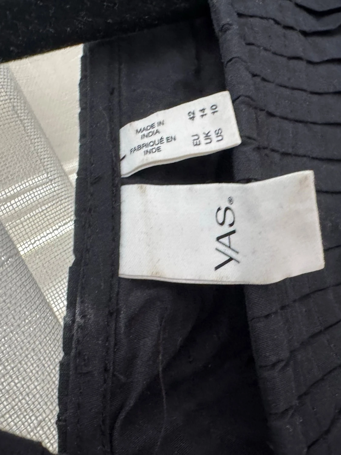 Svart blus med volanger och v-ringning - 3