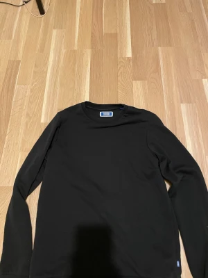 Svart Kofta i S, Jack & Jones - En svart kofta utan luva som sitter fint och bra på en person med både storlek S, XS 