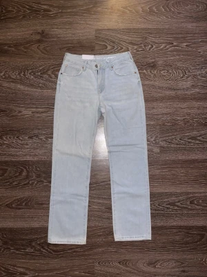 Never denim jeans - Jeans från Never denim från BikBok till dam. Helt oanvända med lappar kvar. Kontakta mig gärna för fler bilder eller information, pris kan diskuteras vid snabb affär! Nypris 599:-