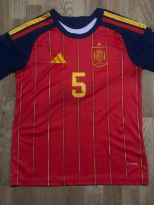 Spain Home Jersey 2026 World Cup Llorente #5 – Size S - This jersey has only been worn 3–4 times and remains in excellent condition with no noticeable flaws. It’s perfect for match days, training, or casual wear. 🇪🇸 Spain 2026 World Cup Home Jersey * ⭐ Marcos Llorente #5 * 📏 Size: Small (S) * ✅ Excellent condition (worn only 3–4 times) * 💨 Lightweight & breathable material * 👕 Comfortable athletic fit * ⚽ Ideal for football fans, collectors, and everyday wear