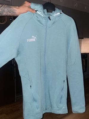 Helt ny puma modell hoodie st S  - Skön material går o köra som en dress också säljes som dress för 899 helt nya oanvända 