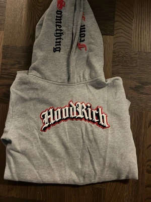 Grå hoodie från Hoodrich XL barn 13-15 -    PRIS KAN DISKUTERAS🚨                                                                             Säljer en grå hoodie från Hoodrich i storlek (13-15 år). Hoodien har tryckt Hoodrich-logga i svart, vitt och rött på bröstet samt text på huvan. Klassisk passform med huva och mjukt material, perfekt för en chill streetwear-look.    