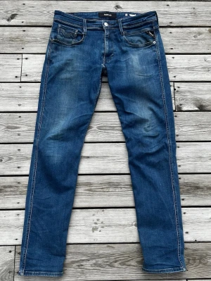 Replay anbass jeans vintage - Storlej: 32.                                             Säljer ett par Replay jeans med vintage look och snygga slitningar och tvätt framtill. Vintage style. Hör av er vid frågor eller behov av fler bilder! Mvh Axel