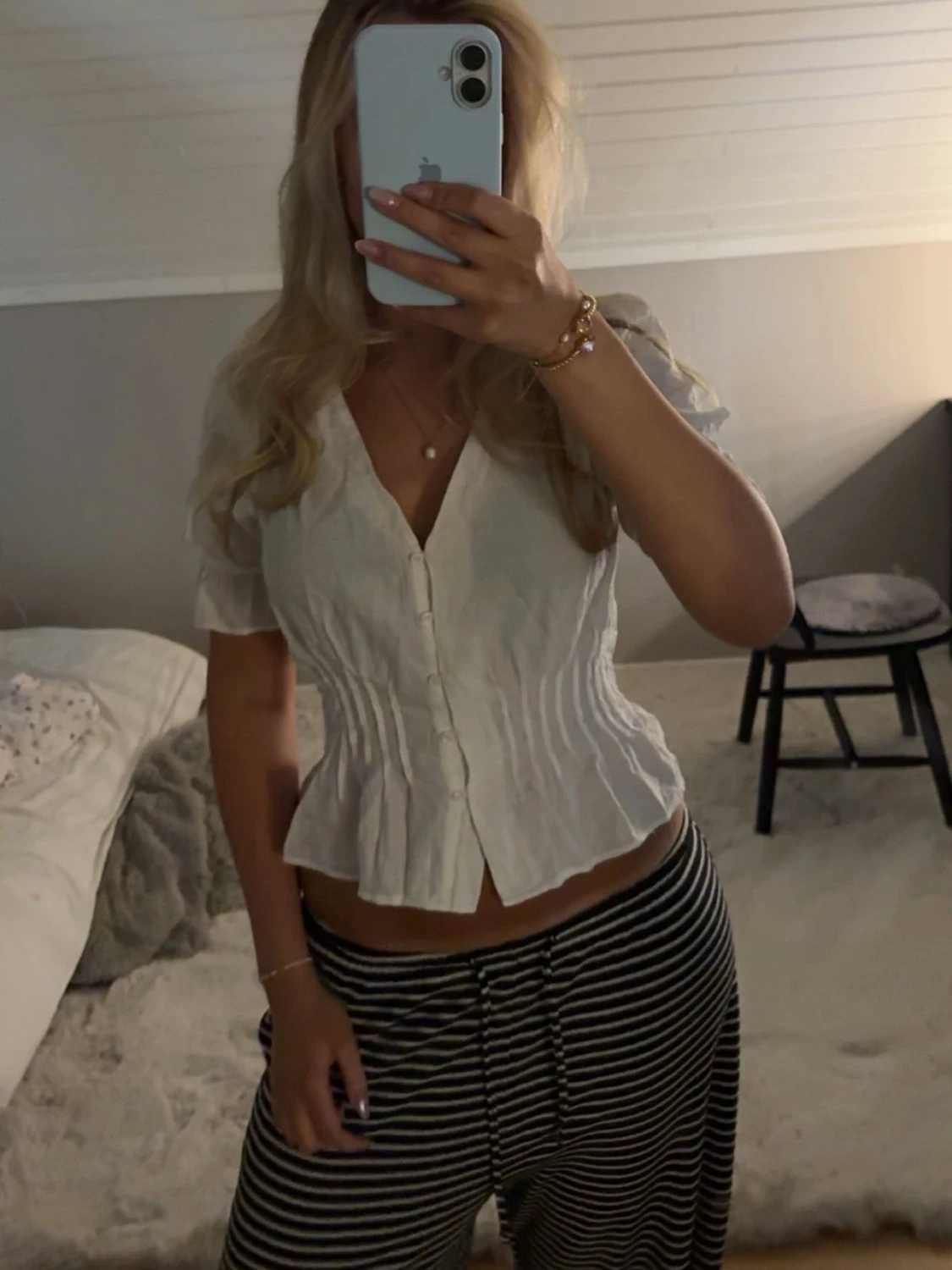 Vit blus med knappar