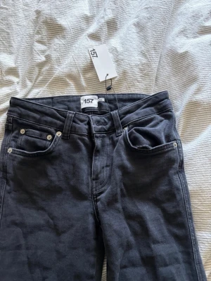 Svarta jenans - Grå/svarta jeans med fickor ifrån lager 157, 400 kr ordinarie pris och säljer dom för 150 kr. Aldrig använda, prislappen är kvar 