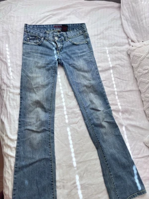 Vintage low waist bootcut jeans - Köpta här på plick men de var tyvärr för stora😞Midjemått: 35cm+stretch.   Innerbenslängd: 82cm💗