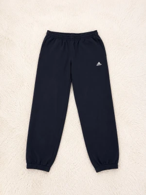 Mörkblåa adidas active byxor  - Mörkblåa active  från Adidas med klassisk logga på vänster lår. Byxorna har resår i midjan och vid bensluten för en skön passform. Tillverkade i ett mjukt och bekvämt material som passar perfekt för chill eller träning.