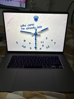 MacBook Pro 16 Touch Bar - Säljer min MacBook Pro 16 tum (2019) som fungerar perfekt och är i mycket fint skick. Den är snabb, pålitlig och passar perfekt för studier, jobb, programmering, musikproduktion, videoredigering eller vardagligt användande.  🔥 Specifikationer:  * ✅ 16-tums Retina-skärm (3072 × 1920) * ✅ Intel Core i7 6-kärnig processor (2,6 GHz) * ✅ 16 GB RAM * ✅ 512 GB SSD * ✅ Intel UHD Graphics 630 * ✅ macOS Tahoe (senaste kompatibla versionen) * ✅ Batteriet fungerar bra * ✅ Fabriksåterställs innan försäljning
