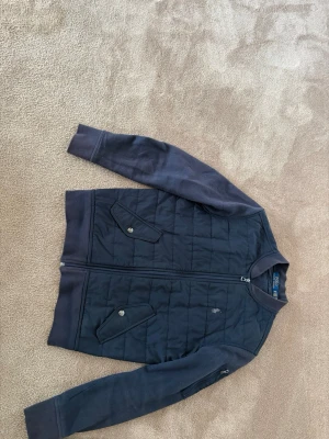 Ralph lauren jacka - Säljer nu min Ralph lauren jacka på grund av att den blivit för liten. 