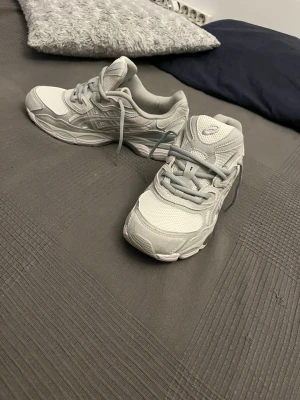 ASICS gel nyc  - Säljer helt nya asics gel nyc aldrig använts. De är väldigt fräscha snygga och passar till ganska många outfits. Om du har några frågor är det bara att fråga. 